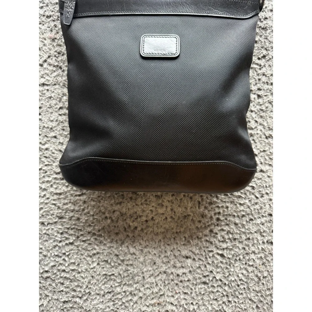 Tumi Nylon‎ Leather Trim Flat Messenger Crossbody Bag Black 24105D Unisex